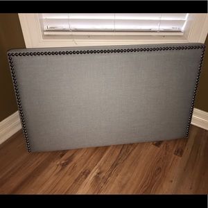 TWIN SIZE HEAD BOARD. EXCELLENT CONDITION